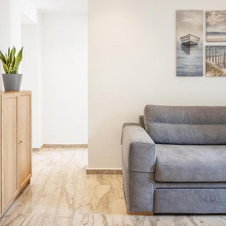 Minimalist Apartment Near The Airport And The City Center Kanáli Kültér fotó
