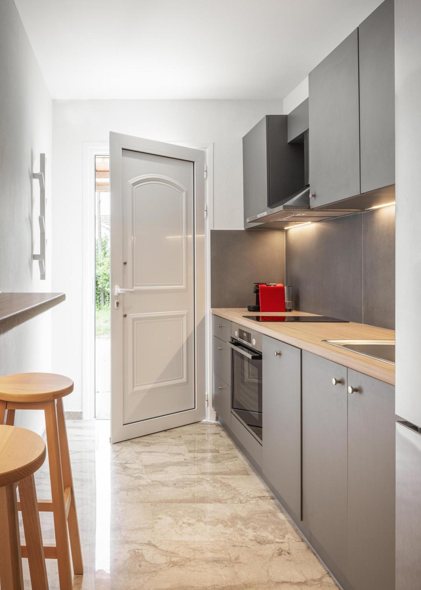 Minimalist Apartment Near The Airport And The City Center Kanáli Kültér fotó